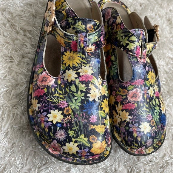 Alegria Classic Cultivate Floral Slip On Clog - Size 36 - Picture 2 of 8